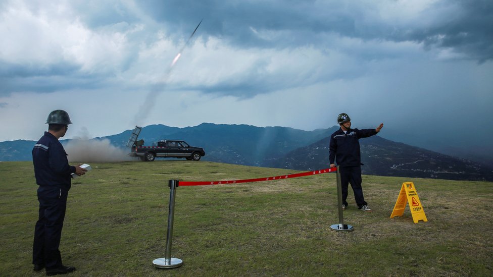 Autoridades siembran nubes en la provincia de Hubei el pasado 16 de agosto.