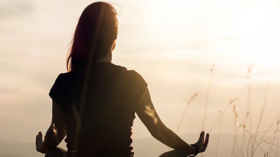 Mujer meditando