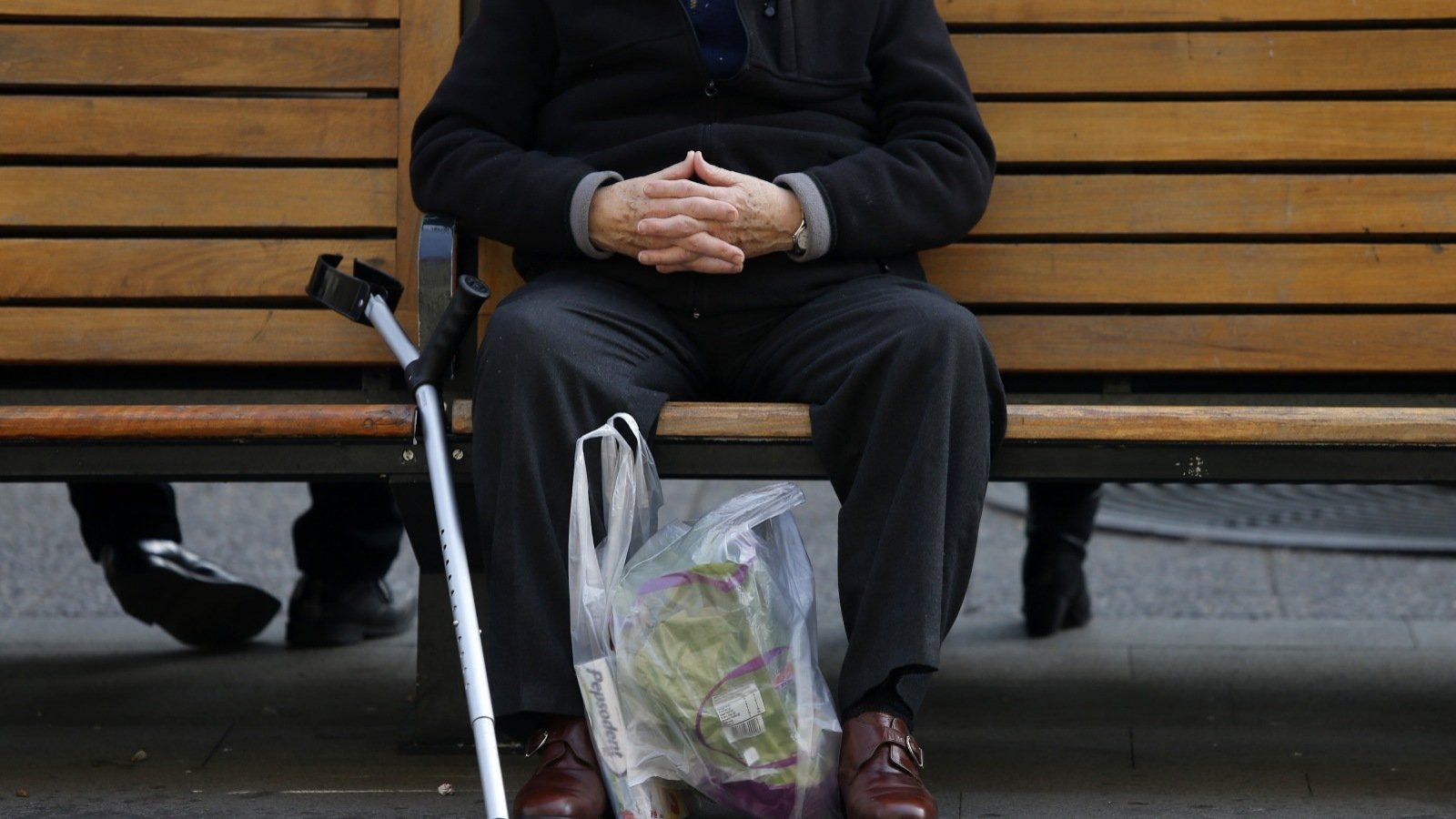 Imagen referencial de un adulto mayor en la vía pública