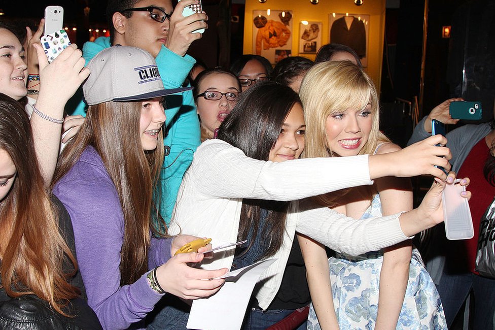 Unas fans se toman una foto con Jennette McCurdy durante un evento para promocionar "Sam & Cat" de Nickelodeon en el Planet Hollywood de Times Square, Nueva York, Estados Unidos, el 14 de mayo de 2013.