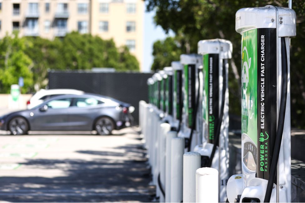 Un punto de recarga de coches eléctricos Power Up en Pasadena, California, el 4 de abril de 2022.