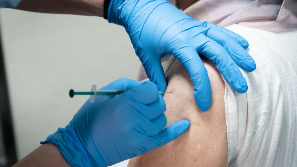 Una mujer siendo vacunada contra el covid-19