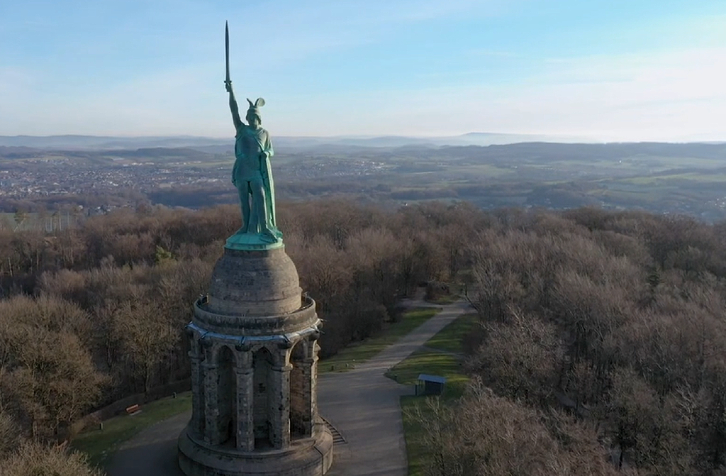 Estatua heróica en el bosque de Teutoburgo