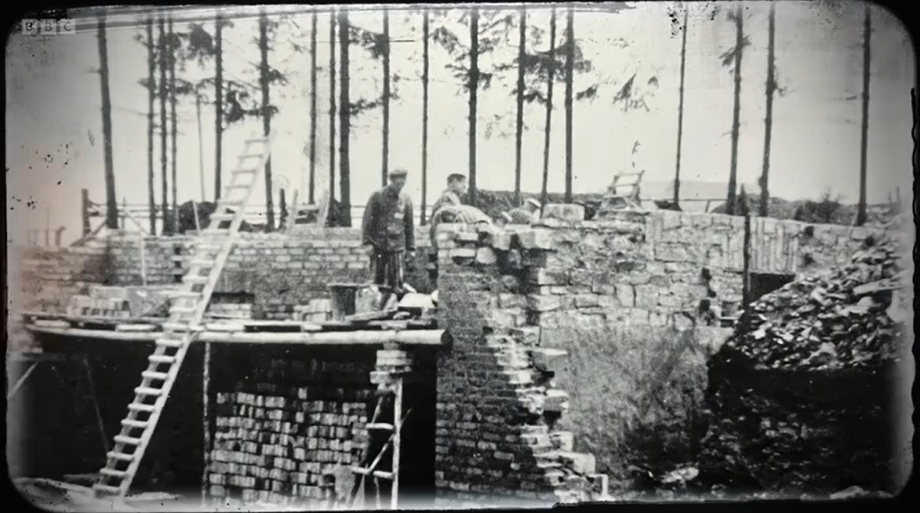 Foto de los presos trabajando en el castillo expuesta en el Kreismuseum Wewelsburg.