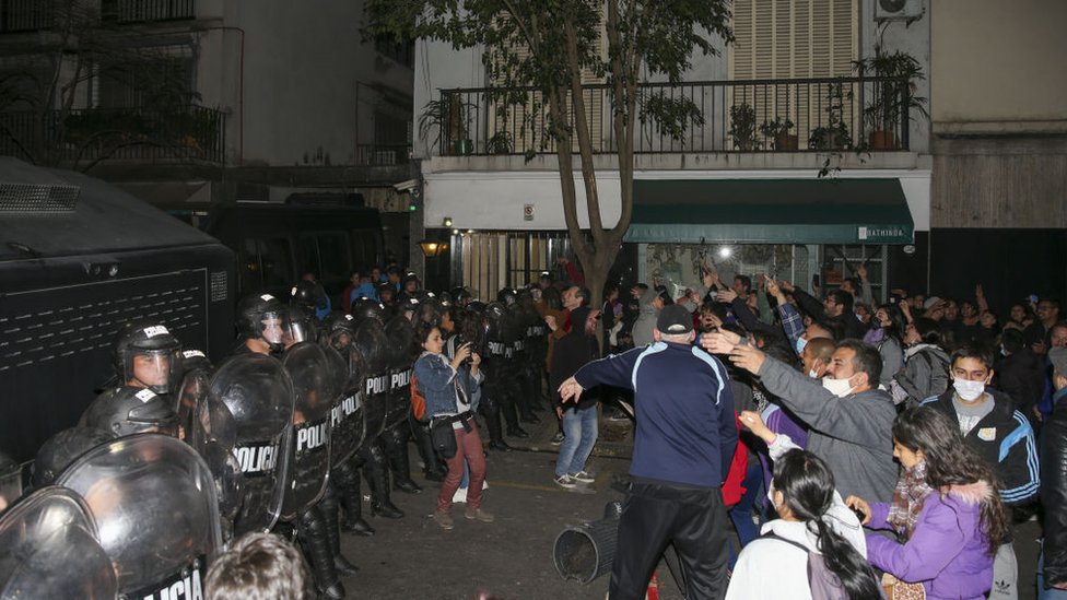 Manifestantes y antidisturbios en las afueras de la casa de la vicepresidenta Cristina Fernández.