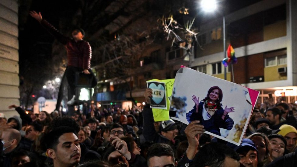 Grupo de simpatizantes de Cristina Fernández con pancartas con su foto.