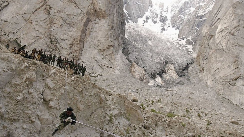Una unidad pakistaní se entrena en las bases del glaciar