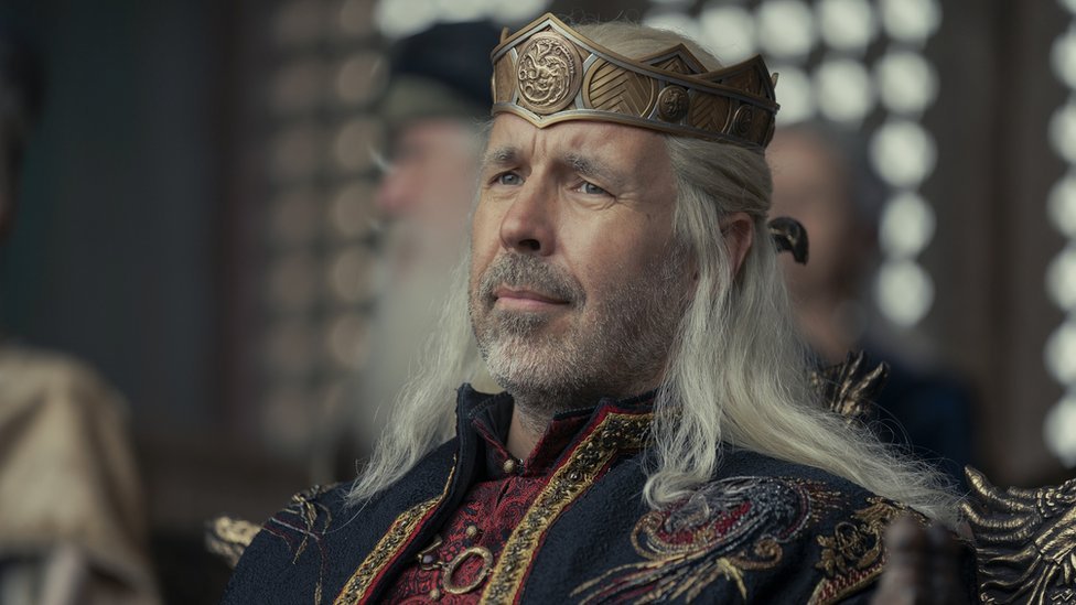 Paddy Considine hace el papel del rey Viserys Targaryen.