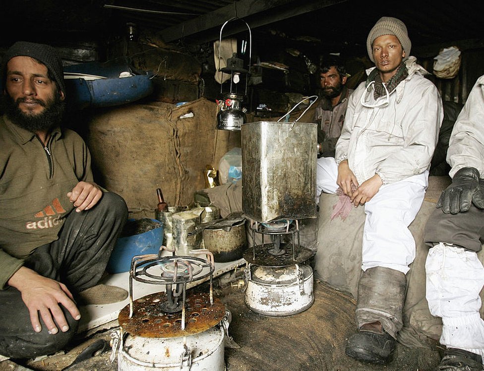 Un grupo de soldados indios en uno de los puestos instalados en el glaciar