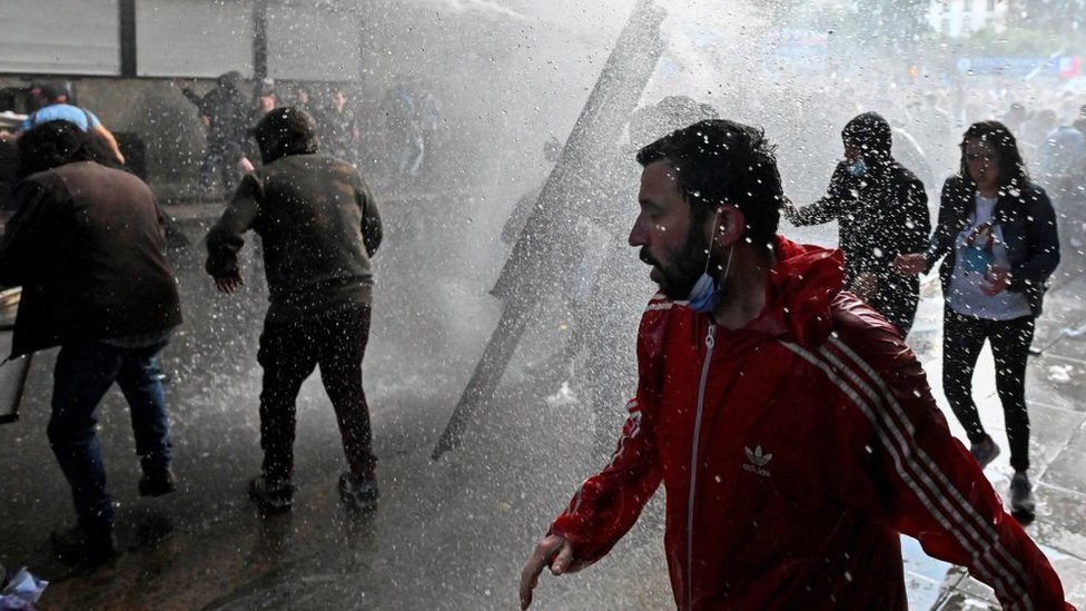 Manifestantes corren y son disueltos por las fuerzas de seguridad.