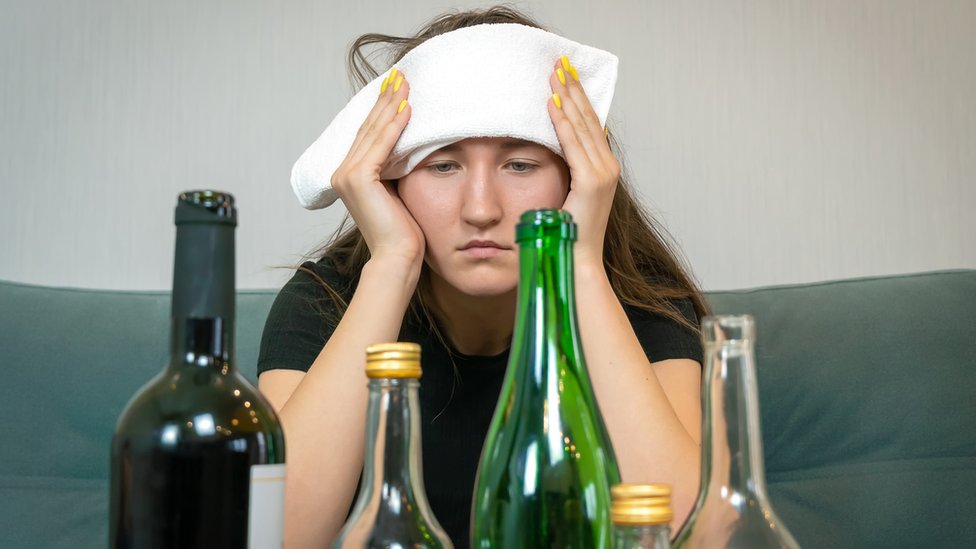 Mujer frente a varias botellas de vino