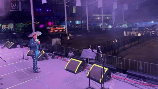 El Mostrenco presentándose ante cinco personas en México