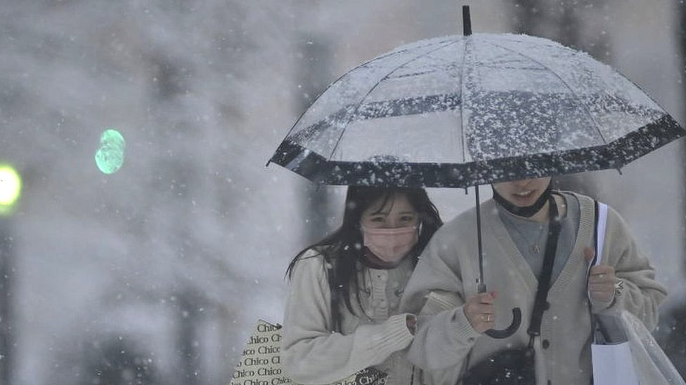 Una pareja japonesa bajo la nieve