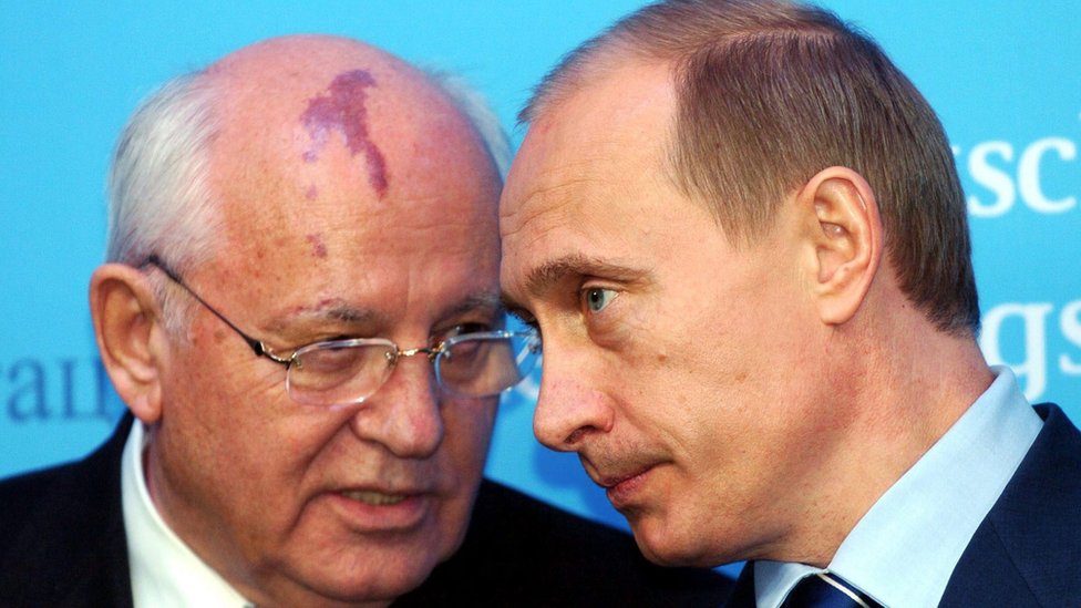 Gorbachov (izq.) y Putin en 2004.