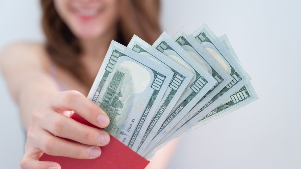 Mujer con dinero