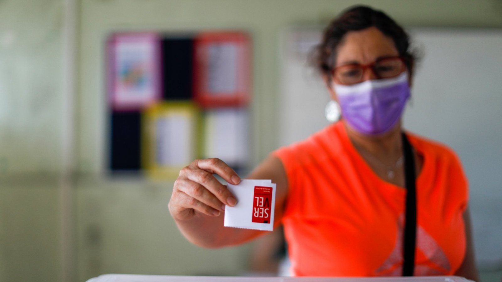 Una mujer emitiendo su voto previo al plebiscito de este 4 de septiembre