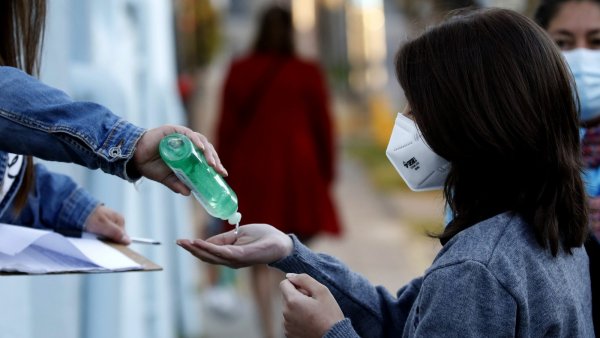 Niña ingresando a un colegio