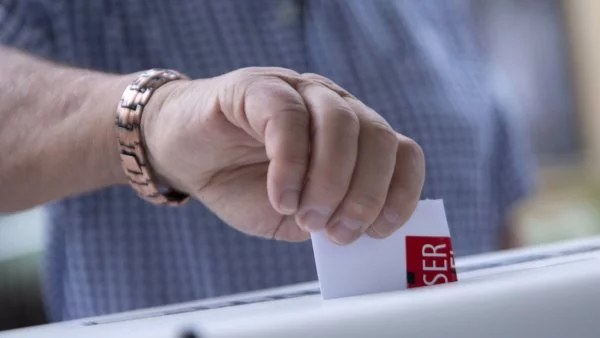 Una persona ingresando su voto en la urna