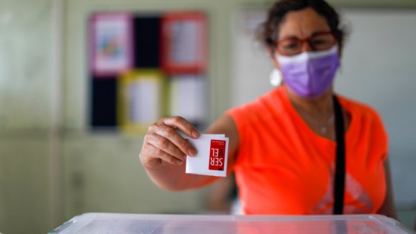 Una mujer emitiendo su voto previo al plebiscito de este 4 de septiembre