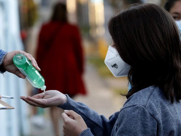 Niña ingresando a un colegio