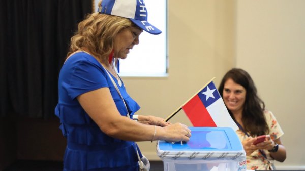 Una ciudadana chilena vota en Sydney, Australia
