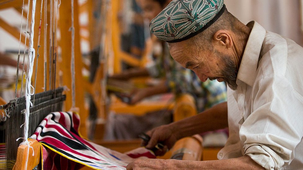 Trabajador uigur en una fábrica de seda, en Xinjiang.