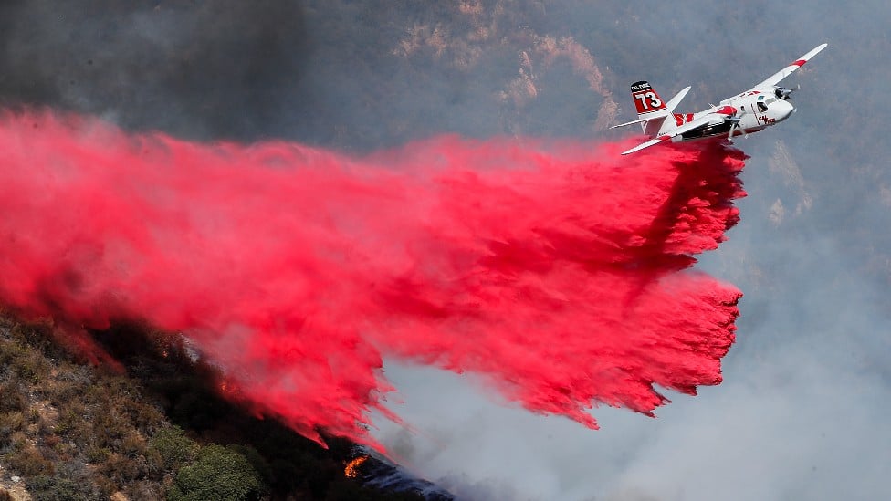 Avión en California lanzando agua con retardantes