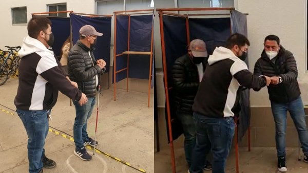 Persona ciega acude a votar junto a su hijo