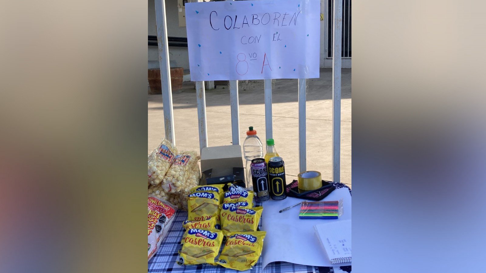 Octavo básico vende dulces para gala