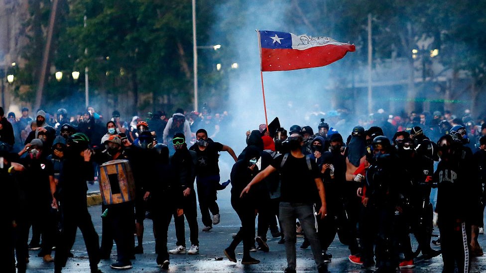 Manifestantes en las calles de Santiago de Chile.