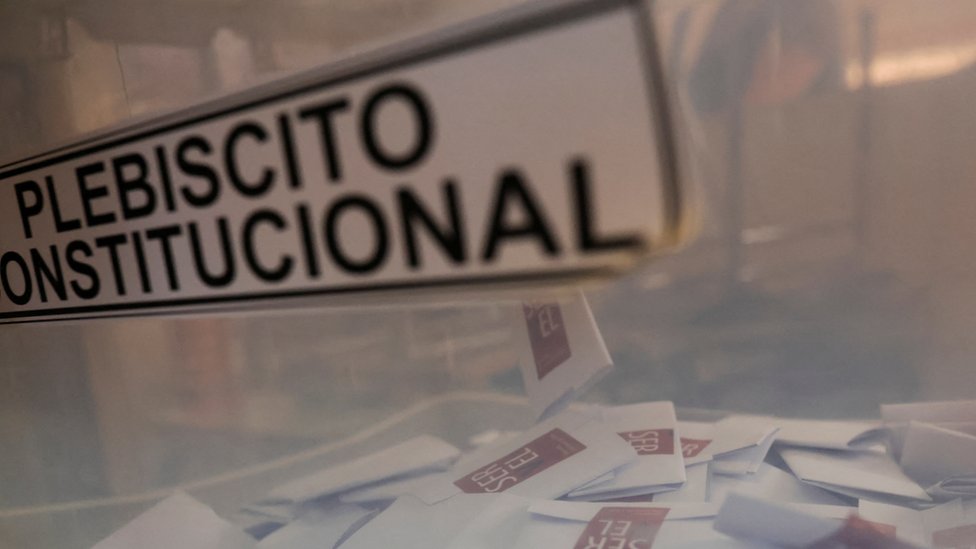 Caja con votos del plebiscito constitucional.