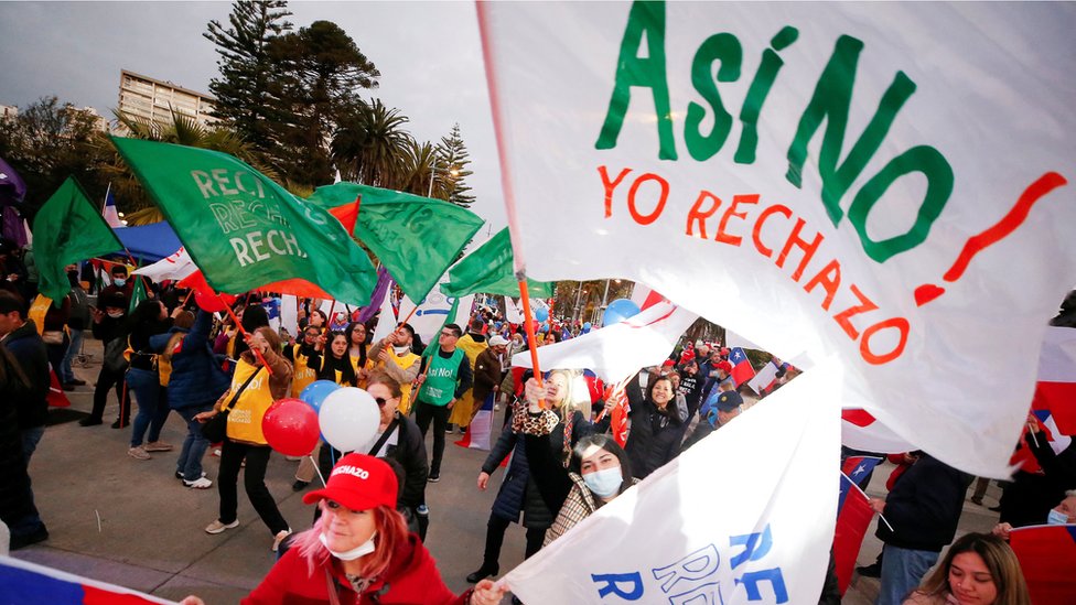 Manifestación en rechazo de la Constitución en Chile.