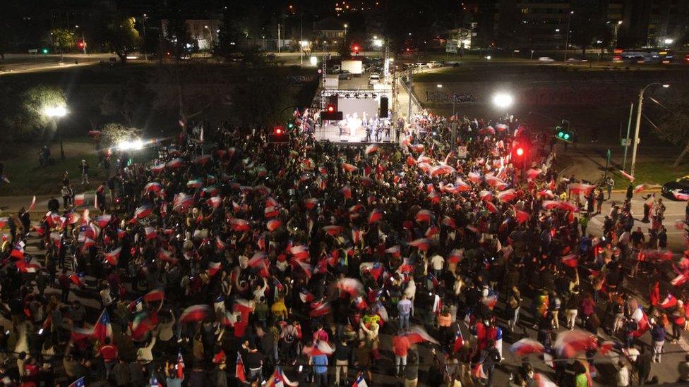 Multitud de manifestantes celebran el rechazo a la nueva Constitución en Chile.