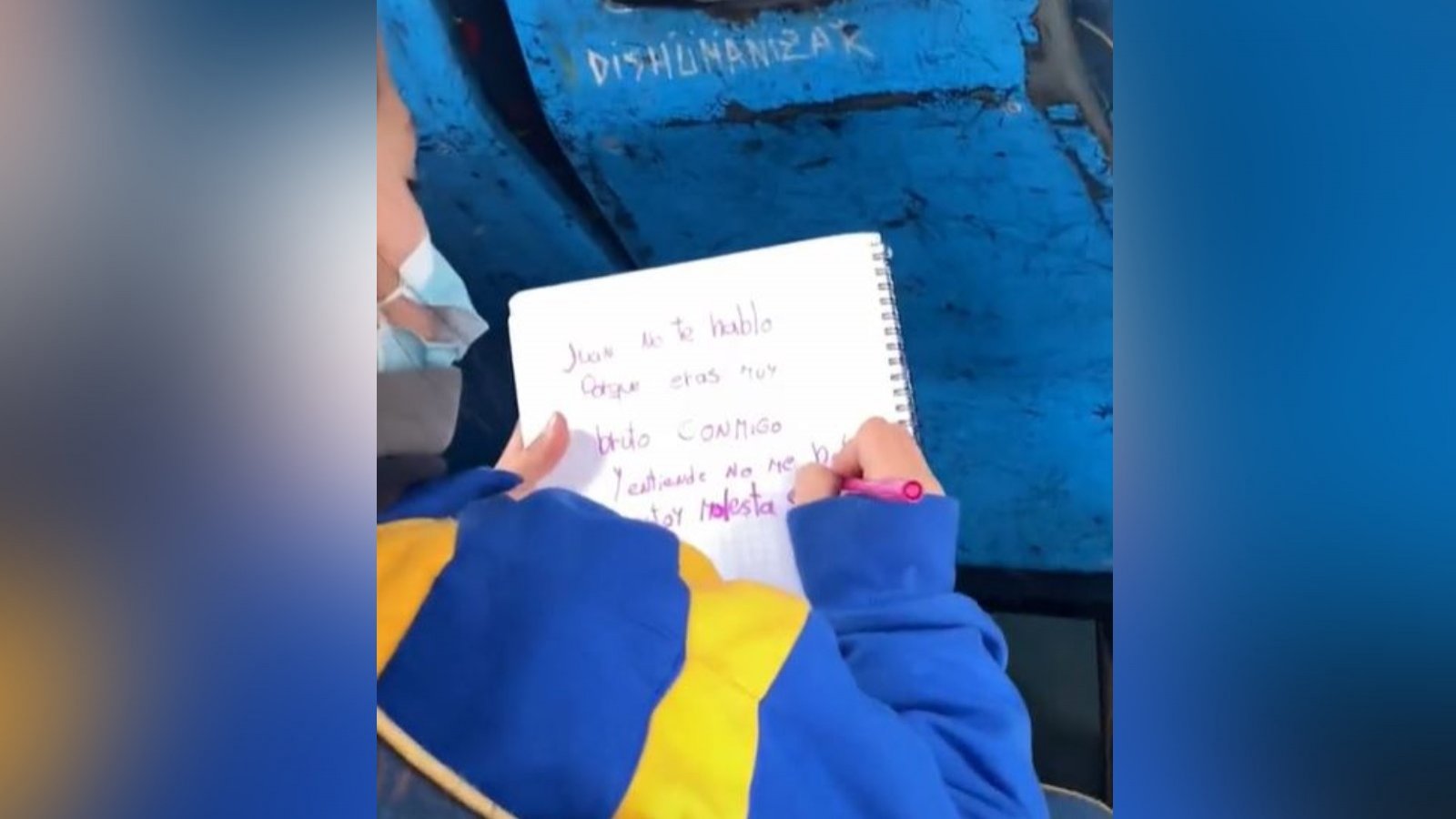 Captan a niña escribiendo carta de desamor en el transporte público