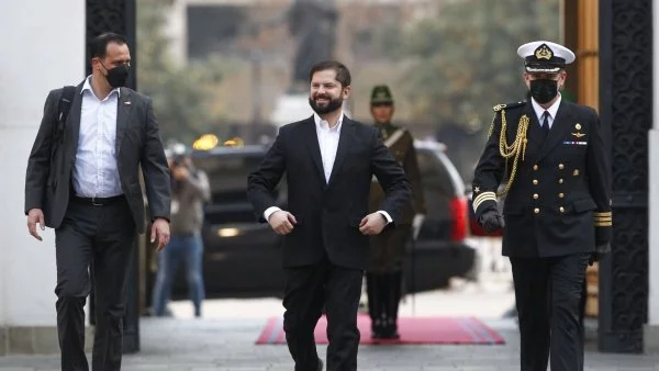 El Presidente Boric ingresando a La Moneda el día después del Plebiscito