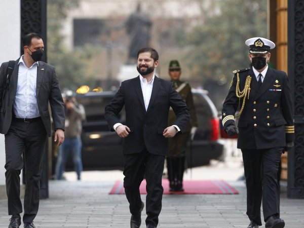 El Presidente Boric ingresando a La Moneda el día después del Plebiscito