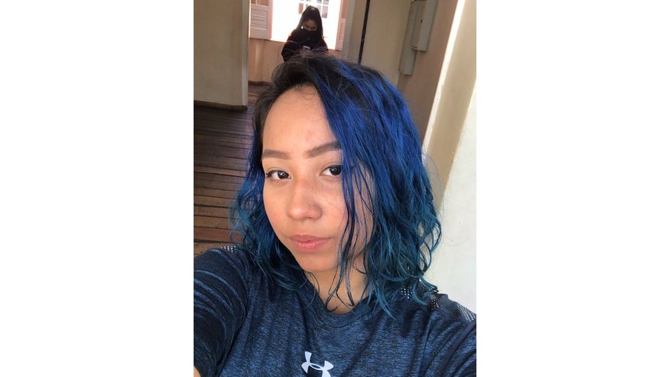 Selfie de Ana Bacovis, una joven con el pelo azul.