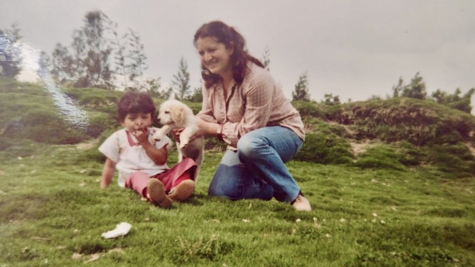 Lourdes y Yamely sentadas en un parque