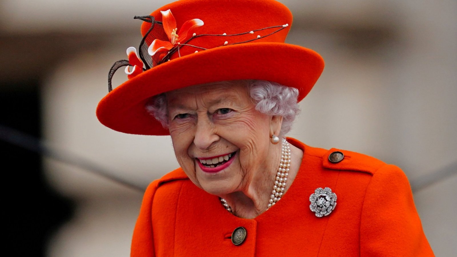 La Reina Isabel II se mantiene con buen ánimo, informaron las autoridades británicas.
