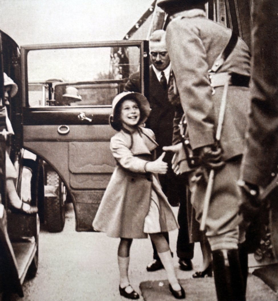 La princesa Isabel saludando a un funcionario, Windsor.