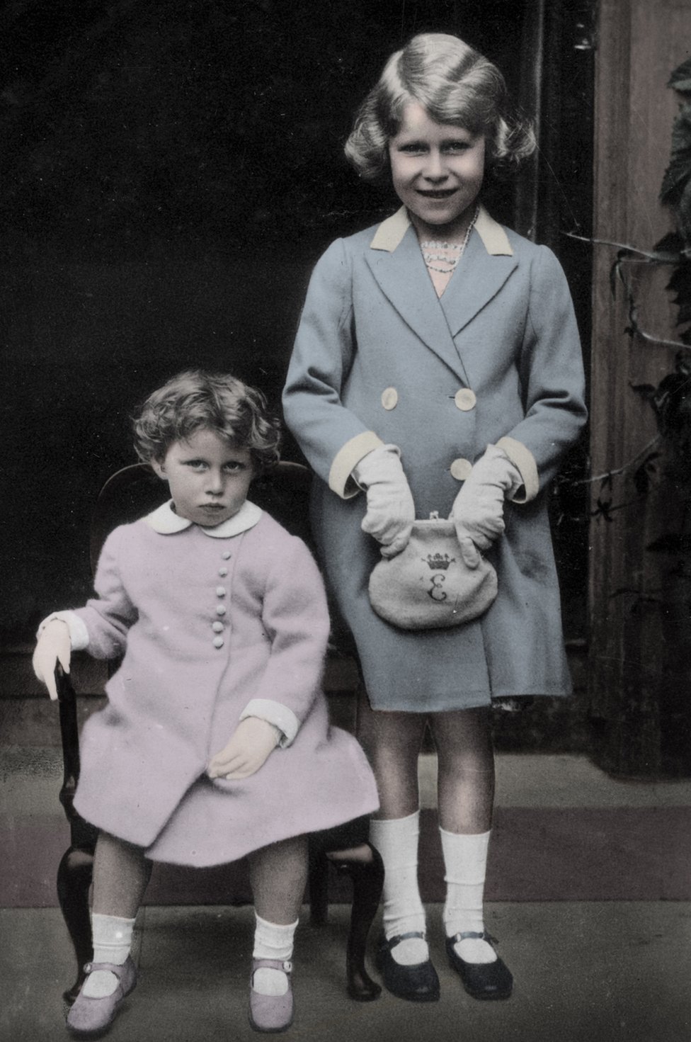 La princesa Margarita y la princesa Isabel, las hermanas reales, cuando eran niñas, 1930.