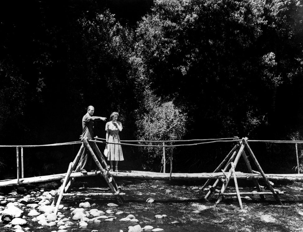 La princesa Isabel y el duque de Edimburgo hacen una pausa en el puente rústico en los terrenos del Royal Lodge, Sagana, su regalo de bodas del pueblo de Kenia.