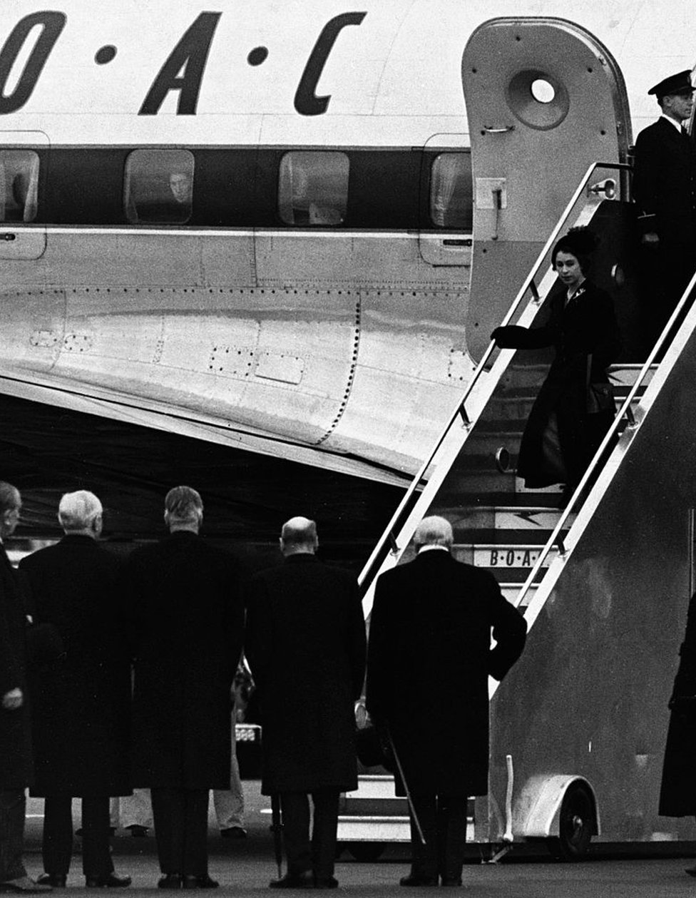 La reina regresa a Inglaterra desde Nairobi tras la muerte de su padre, Jorge VI, y se encuentra con los funcionarios políticos. Segundo de izquierda a derecha: Lord Woolton, Anthony Eden, Clement Atlee y Winston Churchill.
