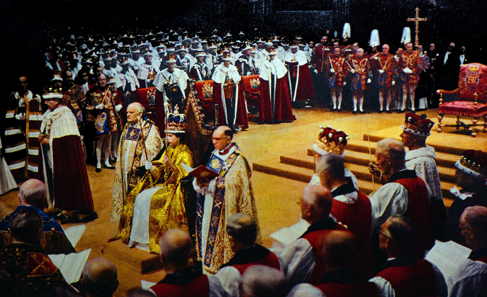 La reina Isabel II durante su coronación en 1953.