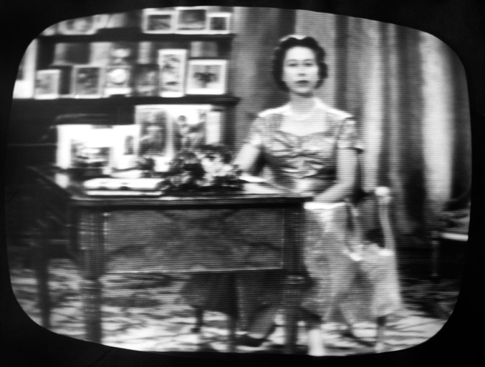La reina vista en una pantalla de televisión mientras concluía lo que se convirtió en su transmisión tradicional del día de Navidad, que fue televisada en 1957 por primera vez y transmitida tanto por la BBC.