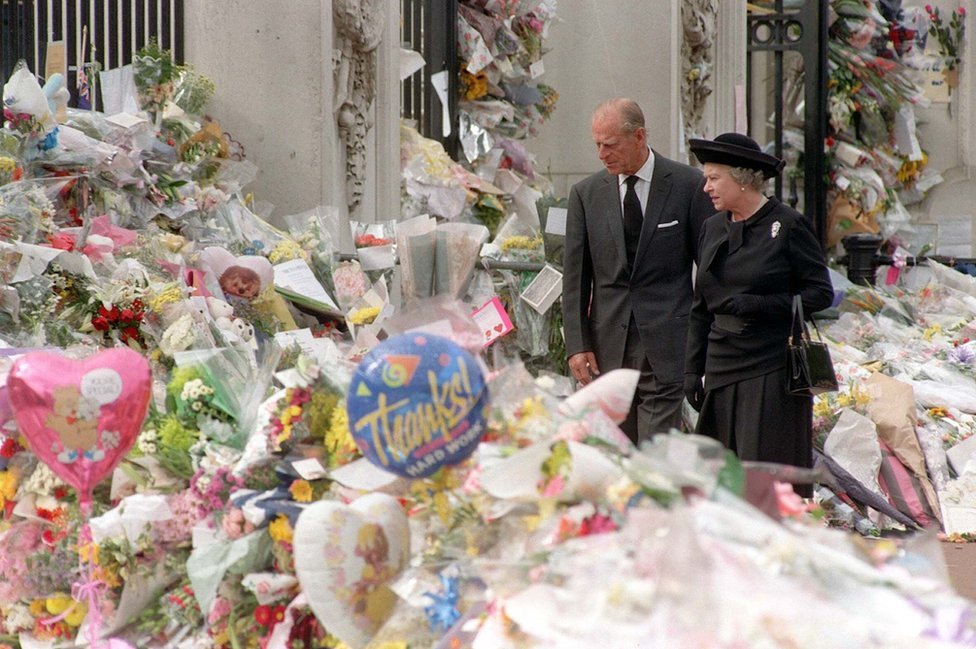 La reina Isabel II y el duque de Edimburgo ven los tributos florales a Diana, princesa de Gales, en el Palacio de Buckingham, 1997