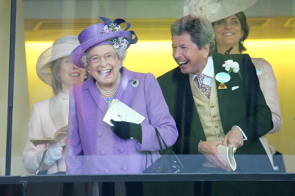 La reina Isabel II con su director de carreras, John Warren, después de que su caballo, Estimate, ganara la Copa de Oro de 2013