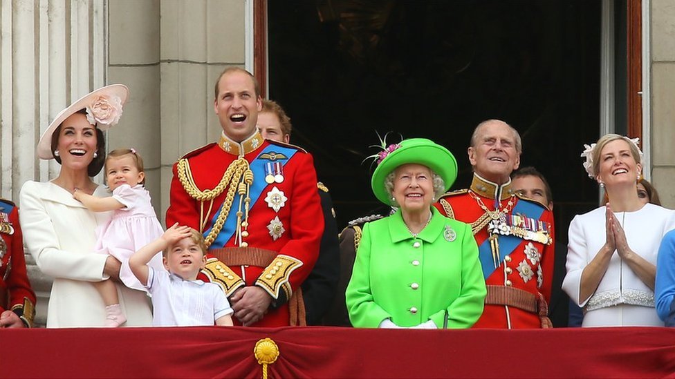 La reina Isabel II con los miembros de la familia real, incluidos el duque y la duquesa de Cambridge con sus hijos, la princesa Charlotte y el príncipe George, en el balcón del Palacio de Buckingham, en el centro de Londres, después de asistir a la ceremonia Trooping the Colour como parte de las celebraciones del cumpleaños de la reina.