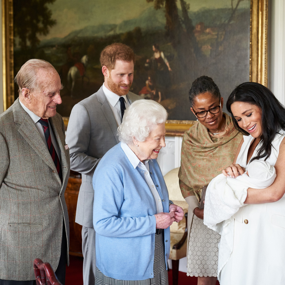 El duque y la duquesa de Sussex se unen a su madre, Doria Ragland, mientras muestran a su nuevo hijo, Archie Harrison Mountbatten-Windsor, a la reina Isabel II y al duque de Edimburgo en el Castillo de Windsor, el 3 mayo 2019