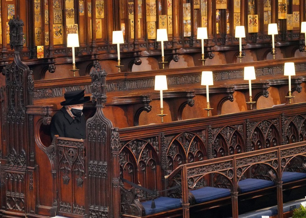 La reina Isabel II sentada para el funeral del duque de Edimburgo en la Capilla de San Jorge, en el Castillo de Windsor, Berkshire. 17 de abril de 2021.